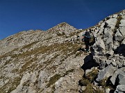 33 Salendo in cresta per Cima Menna